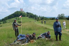 Súčasná snímka na spôsob dobovej fotografie gen. Šnajdárka a vojakov