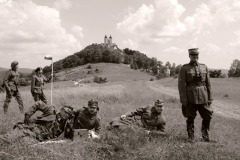 Dobová fotografia gen. Šnajdárka a vojakov